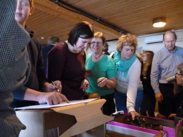Interessa for å tippe vekta på hummaren var stor.