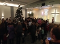 Stor oppslutning om gong rundt juletreet.