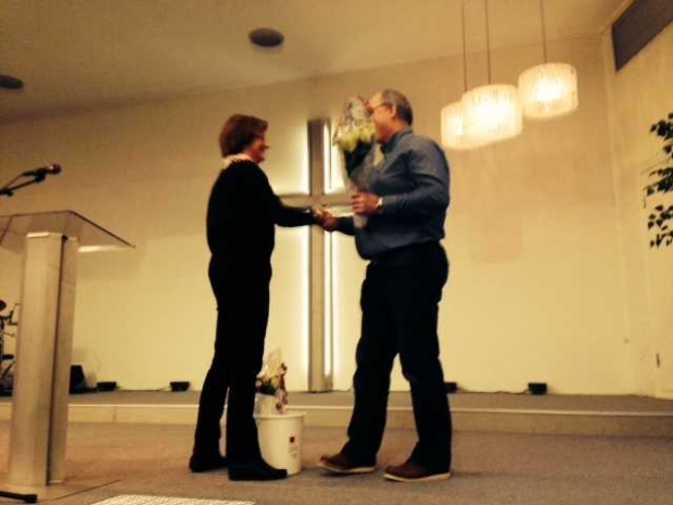 Karen Randi takkar Hans Louis for innsatsen.