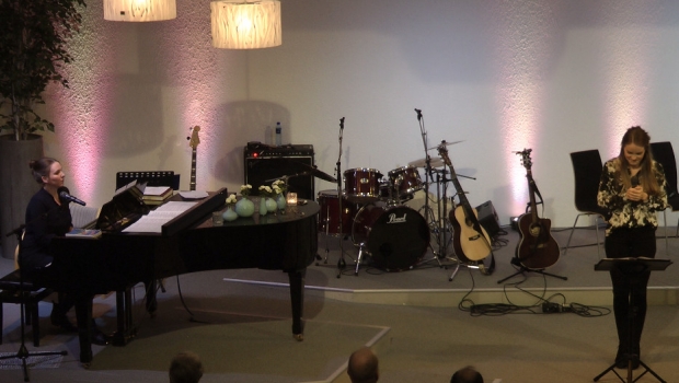 Elin M. Wennevold, Gry S. Ytterland ved pianoet.
