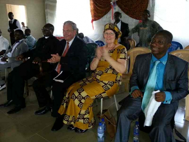 Bilde frå plattforma. Frå venstre: Pastor Abu, pastor Helge Arthur Robertsen og Anne Berit R. og ein annan forkynnar.
Her er det glede og begeistring.
55 ghanesarar tok imot Jesus og blei skrevne inn i menigheter.