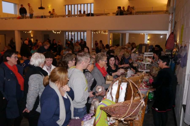 Stor trengsel framfor salsborda