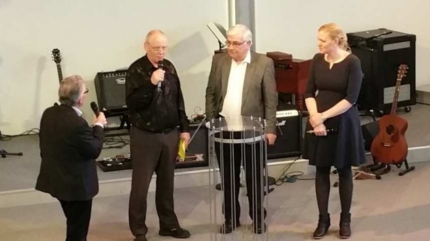 Torstein Walderhaug i samtale med leiarane for dei tre samarbeidspartnarane. Radio New Life, Radio Nordvest og Radio Sunnmøre.