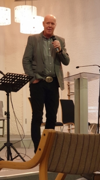 Johan Halsne - stødig og trygg som vert for stjernedryss i adventstid.