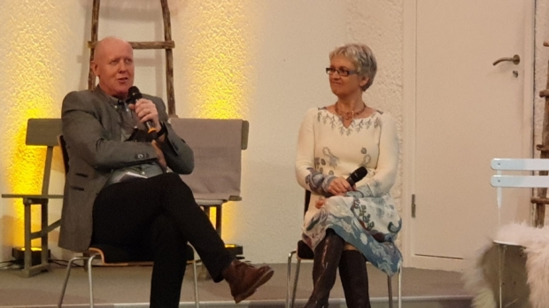 Johan Halsne med Johanne Leinebø som gjest for kvelden.